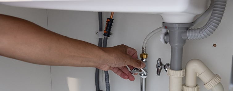 家屋の壁を削る作業員