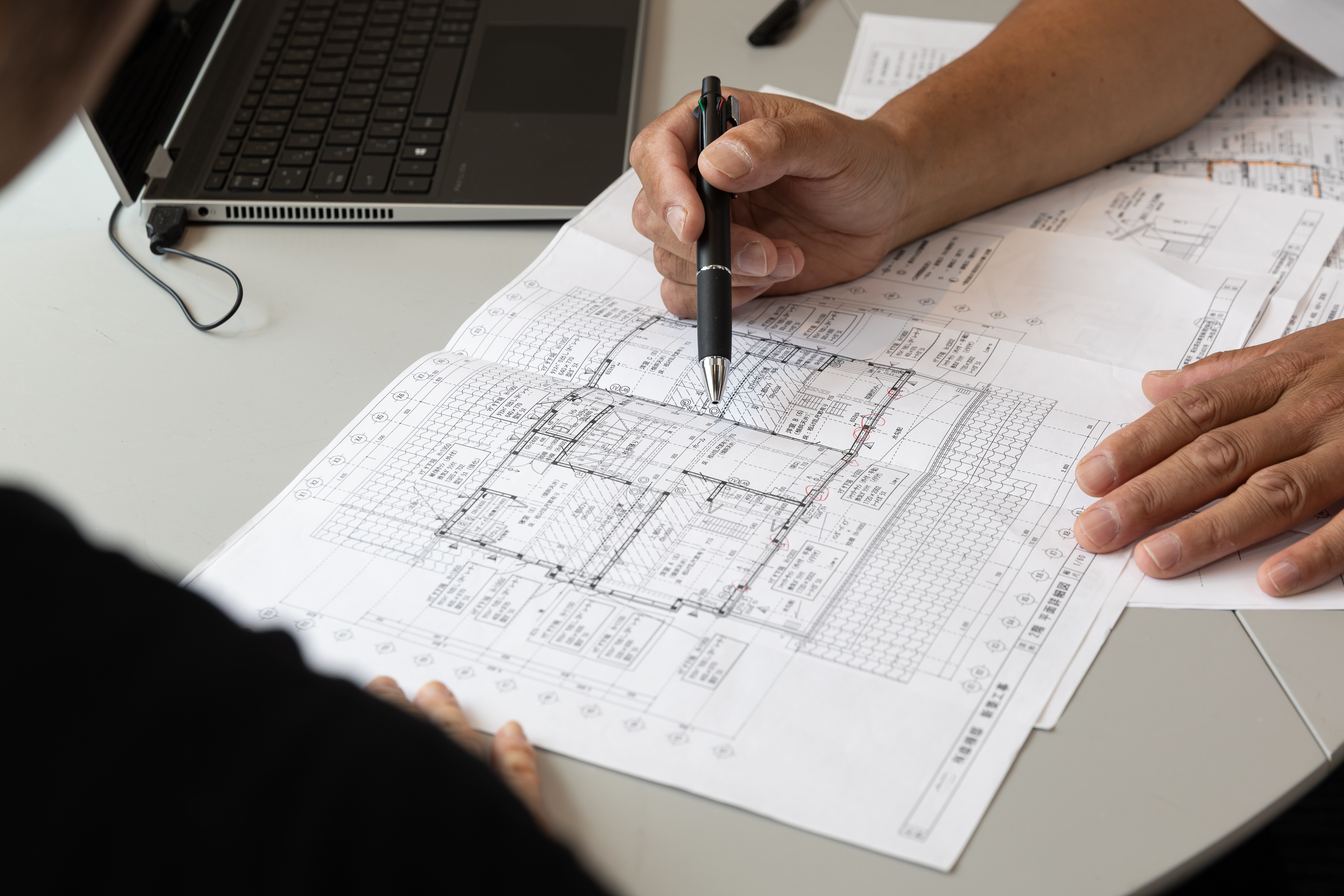 リフォームプランを提案する女性社員