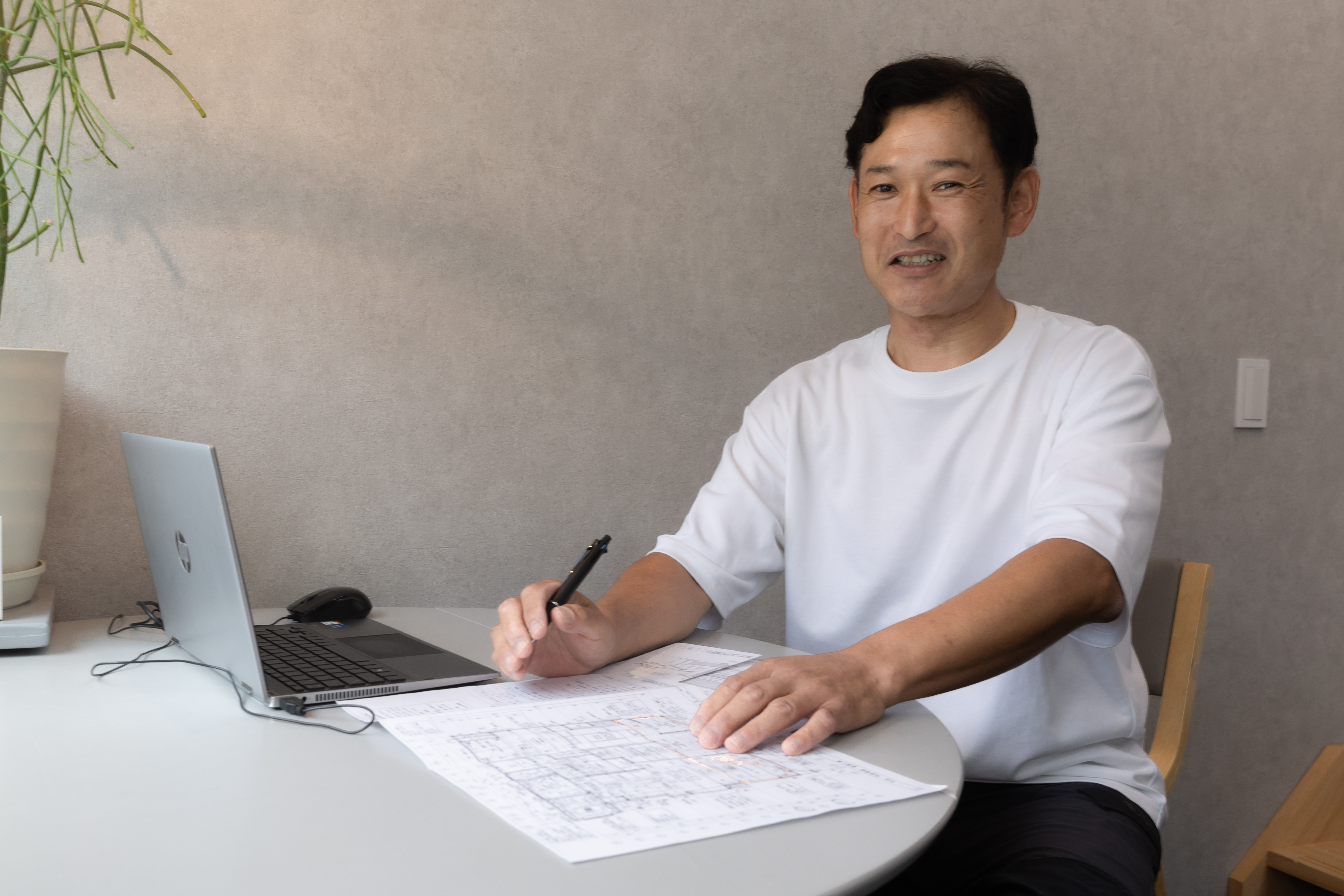 セメントでブロックを積み上げる作業員